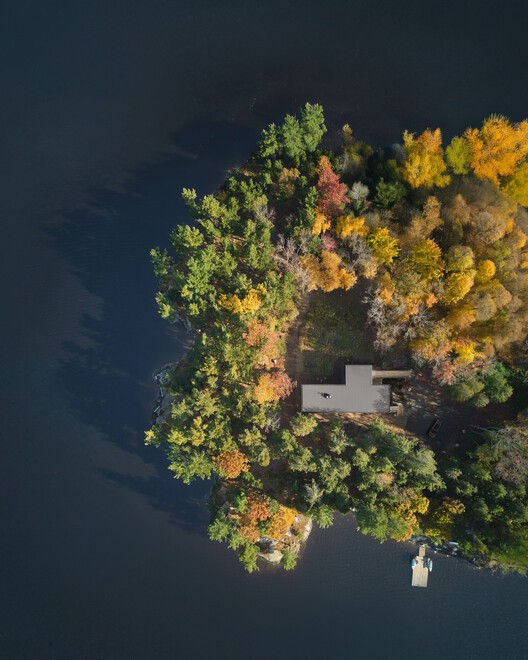 Long Lake Cottage / Dubbeldam Architecture + Design - Image 2 of 27