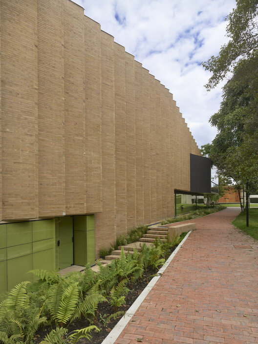 Gimnasio Los Nogales / taller de arquitectura de bogotá Gimnasio Los Nogales / taller de arquitectura de bogotá - Imagen 8 de 17