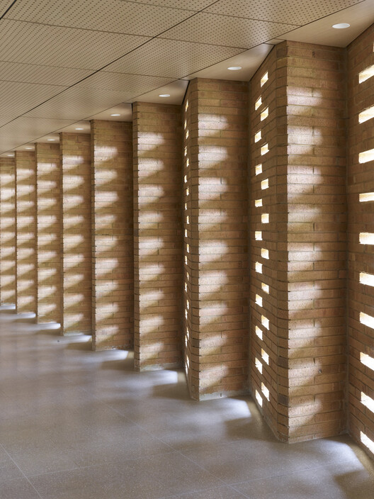 Gimnasio Los Nogales / taller de arquitectura de bogotá Gimnasio Los Nogales / taller de arquitectura de bogotá - Imagen 4 de 17