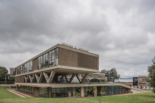 Colegio Hontanar IB / taller de arquitectura de bogotá Colegio Hontanar IB / taller de arquitectura de bogotá - Imagen 1 de 20