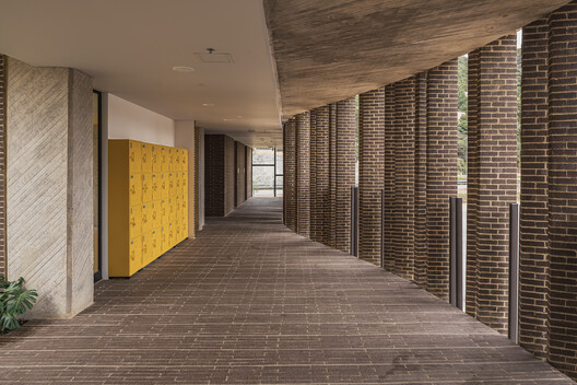 Colegio Hontanar IB / taller de arquitectura de bogotá Colegio Hontanar IB / taller de arquitectura de bogotá - Fotografía interior, Concreto