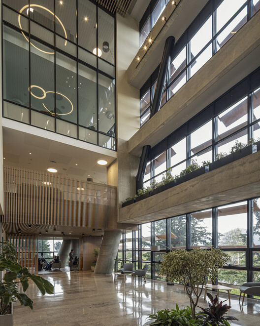 Compensar – Centro de Bienestar Integral para el Adulto Mayor / taller de arquitectura de bogotá Compensar – Centro de Bienestar Integral para el Adulto Mayor / taller de arquitectura de bogotá - Fotografía interior, Vidrio