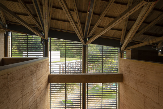 Bloque D Edificio de Aulas - Universidad Industrial de Santander / taller de arquitectura de bogotá - Fotografía interior, Madera, Fijación Vigas