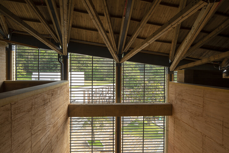 Edificio Docente D - Universidad Politécnica de Santander/Estudio de Arquitectura Bogotá - Fotografía de Interiores, Madera, Fijación de Vigas