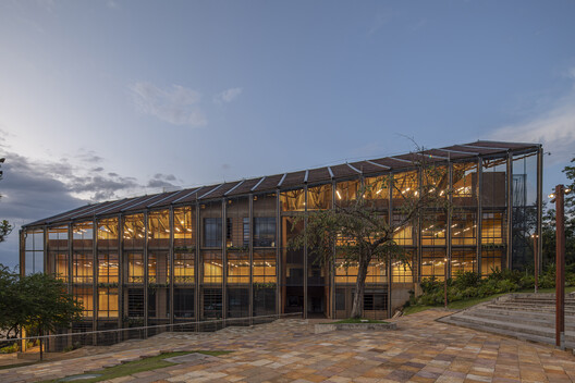 Bloque D Edificio de Aulas - Universidad Industrial de Santander / taller de arquitectura de bogotá - Fotografía exterior, Fijación Vigas
