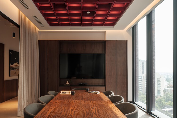 Oficinas Grupo EXIM + CIOSA / Ribba Estudio + Angular - Fotografía interior, Madera, Mesas, Sillas