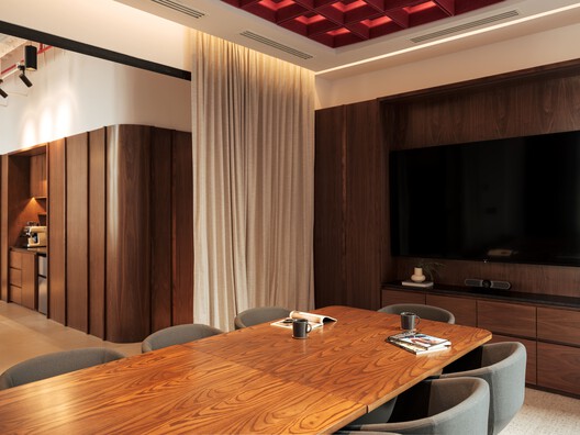 Oficinas Grupo EXIM + CIOSA / Ribba Estudio + Angular Oficinas Grupo EXIM + CIOSA / Ribba Estudio + Angular - Fotografía interior, Madera, Mesas, Iluminación, Sillas