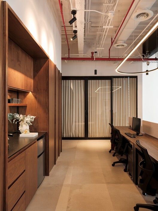 Oficinas Grupo EXIM + CIOSA / Ribba Estudio + Angular - Fotografía interior, Madera, Iluminación, Sillas