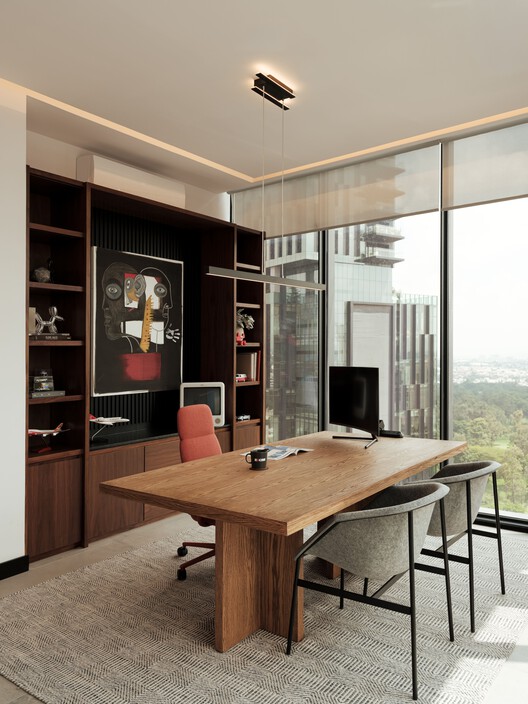 Oficinas Grupo EXIM + CIOSA / Ribba Estudio + Angular Oficinas Grupo EXIM + CIOSA / Ribba Estudio + Angular - Fotografía interior, Mesas, Sillas, Madera, Estanterías