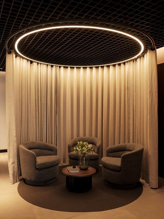 Oficinas Grupo EXIM + CIOSA / Ribba Estudio + Angular Oficinas Grupo EXIM + CIOSA / Ribba Estudio + Angular - Fotografía interior, Sala de estar, Iluminación, Sillas