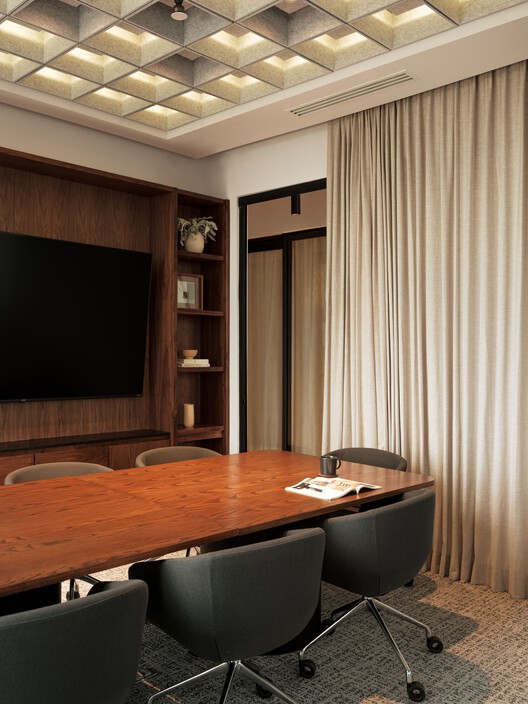 Oficinas Grupo EXIM + CIOSA / Ribba Estudio + Angular Oficinas Grupo EXIM + CIOSA / Ribba Estudio + Angular - Fotografía interior, Madera, Mesas, Sillas, Iluminación