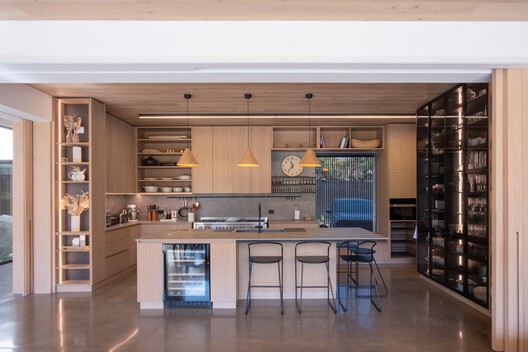 Casa Eje de Agua / Estudio i Casa Eje de Agua / Estudio i - Fotografía interior, Cocina, Madera, Encimera, Iluminación, Estanterías, Mesas