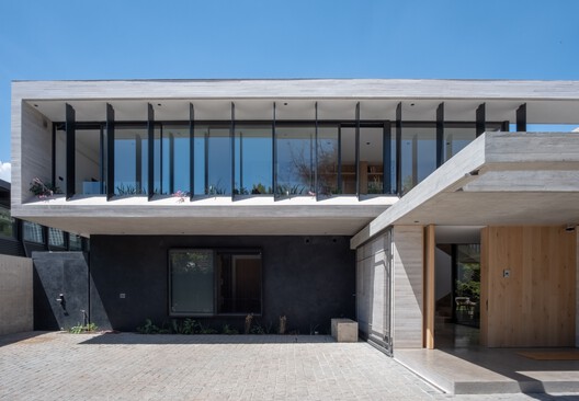 Casa Eje de Agua / Estudio i Casa Eje de Agua / Estudio i - Imagen 1 de 17