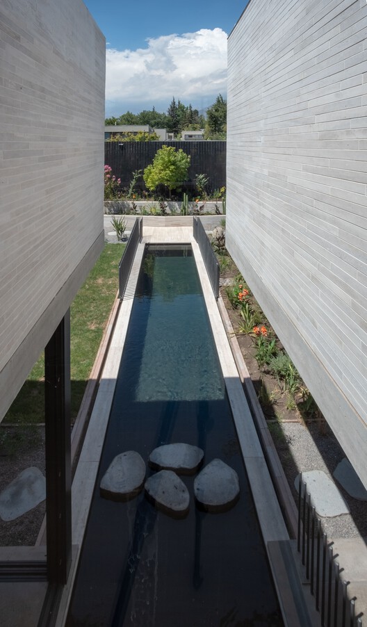 Casa Eje de Agua / Estudio i Casa Eje de Agua / Estudio i - Imagen 4 de 17