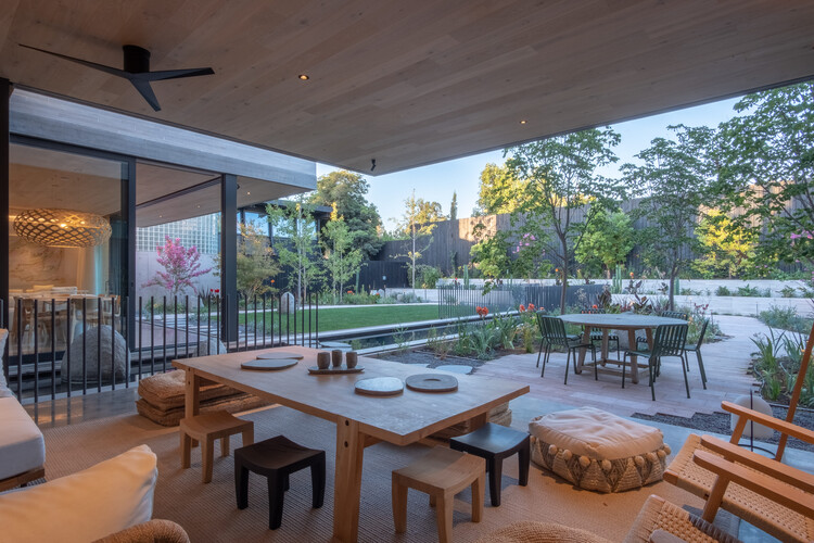 Casa Eje de Agua / Estudio i - Fotografía interior, Comedor, Sillas, Patio interior, Patio, Jardín