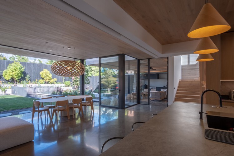 Casa Eje de Agua / Estudio i - Fotografía interior, Comedor, Madera, Sillas
