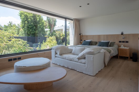 Casa Eje de Agua / Estudio i Casa Eje de Agua / Estudio i - Fotografía interior, Sala de estar, Dormitorio, Camas, Madera, Iluminación, Sillas