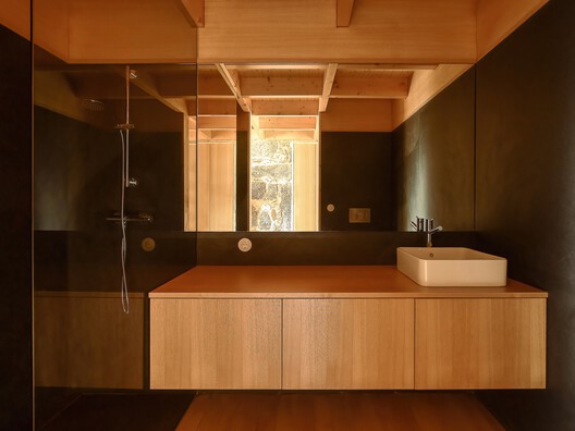 Casa Eira do Cruzeiro / NOVA - Fotografia de Interiores, Banheiro, Madeira, Iluminação, Pia