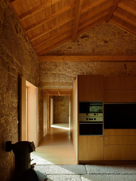 Casa Eira do Cruzeiro / NOVA - Fotografia de Interiores, Cozinha, Madeira, Viga