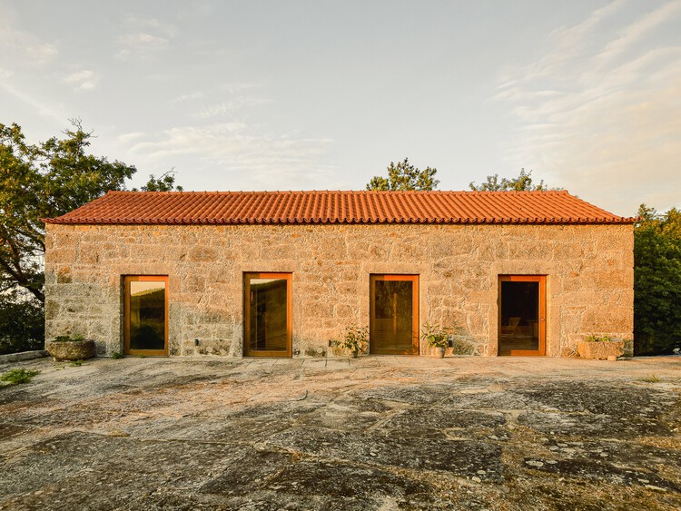 Casa Eira do Cruzeiro / NOVA - Fotografia de Exterior, Remodelação, Porta