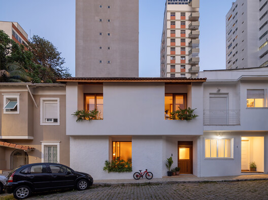 Village House / Peninsula Arquitetura - Exterior Photography, Windows, Door, Balcony