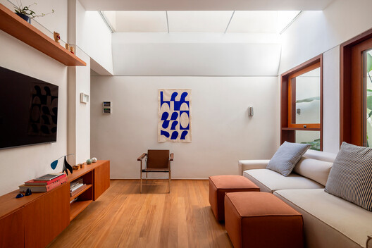 Village House / Peninsula Arquitetura - Interior Photography, Living Room, Wood, Sofa, Lighting, Table