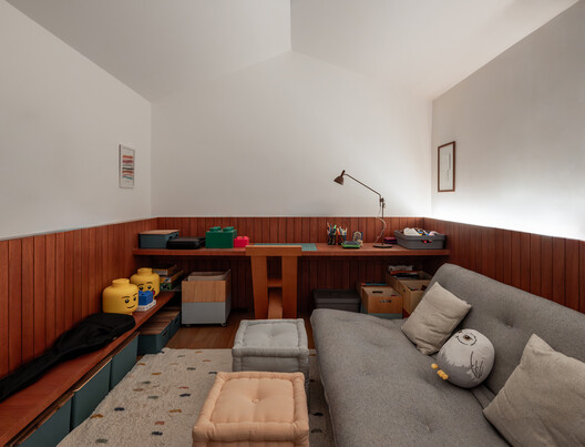 Village House / Peninsula Arquitetura - Interior Photography, Living Room, Wood, Sofa, Lighting