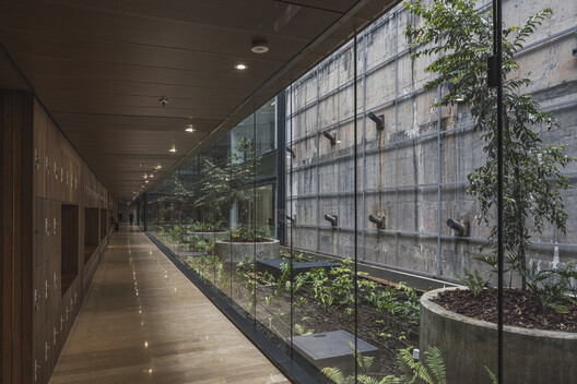 Facultad de Ciencias - Pontificia Universidad Javeriana / taller de arquitectura de bogotá Facultad de Ciencias - Pontificia Universidad Javeriana / taller de arquitectura de bogotá - Fotografía interior, Vidrio