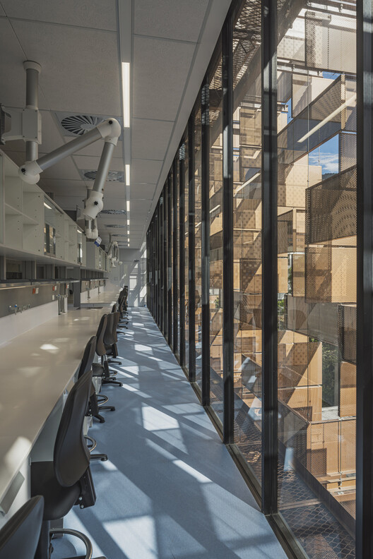 Facultad de Ciencias - Pontificia Universidad Javeriana / taller de arquitectura de bogotá Facultad de Ciencias - Pontificia Universidad Javeriana / taller de arquitectura de bogotá - Fotografía interior, Vidrio