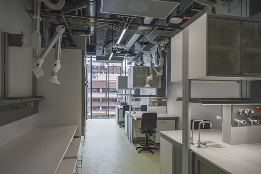 Facultad de Ciencias - Pontificia Universidad Javeriana / taller de arquitectura de bogotá Facultad de Ciencias - Pontificia Universidad Javeriana / taller de arquitectura de bogotá - Fotografía interior, Cocina, Iluminación