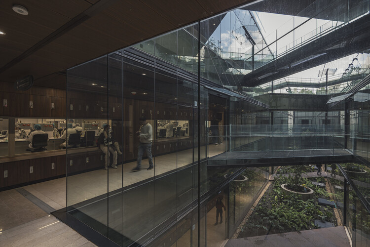 Facultad de Ciencias - Pontificia Universidad Javeriana / taller de arquitectura de bogotá - Fotografía interior, Vidrio