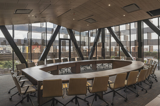 Facultad de Ciencias - Pontificia Universidad Javeriana / taller de arquitectura de bogotá Facultad de Ciencias - Pontificia Universidad Javeriana / taller de arquitectura de bogotá - Fotografía interior, Comedor, Madera, Fijación Vigas