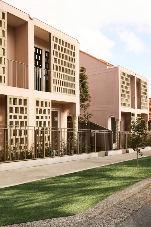 Rose Terraces / Luigi Rosselli Architects Rose Terraces / Luigi Rosselli Architects - Exterior Photography, Facade, Concrete, Courtyard