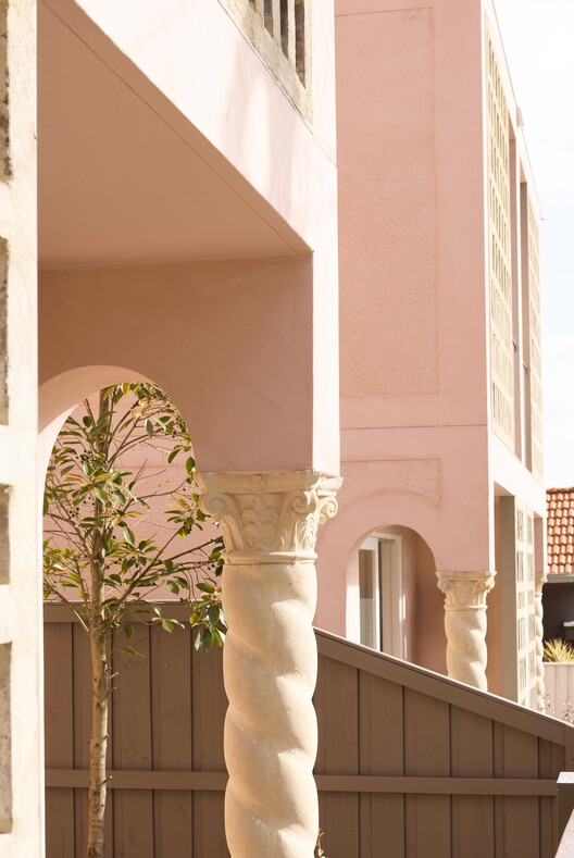 Rose Terraces / Luigi Rosselli Architects Rose Terraces / Luigi Rosselli Architects - Interior Photography, Column, Handrail, Balcony, Arcade