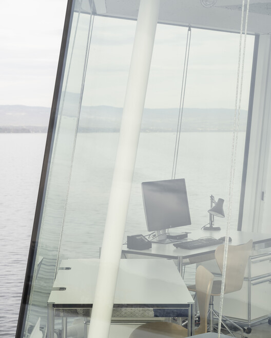 Phare Ylliam Lighthouse / BUREAU - Interior Photography, Bathroom, Glass, Chair