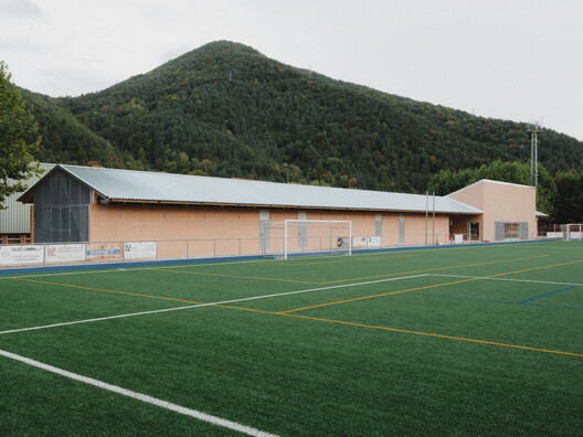 Ripoll — Vestuarios y sala multiusos / MH.AP Studio + Sergi Serrat Ripoll — Vestuarios y sala multiusos / MH.AP Studio + Sergi Serrat - Fotografía exterior