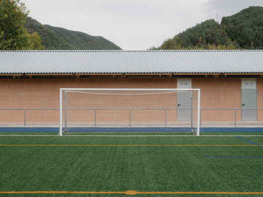 Ripoll — Vestuarios y sala multiusos / MH.AP Studio + Sergi Serrat Ripoll — Vestuarios y sala multiusos / MH.AP Studio + Sergi Serrat - Imagen 9 de 25