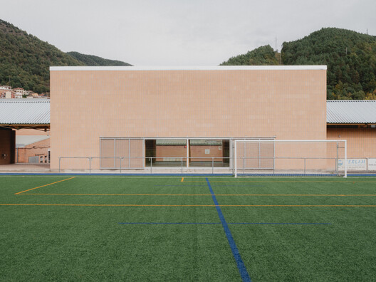 Ripoll — Vestuarios y sala multiusos / MH.AP Studio + Sergi Serrat Ripoll — Vestuarios y sala multiusos / MH.AP Studio + Sergi Serrat - Fotografía exterior