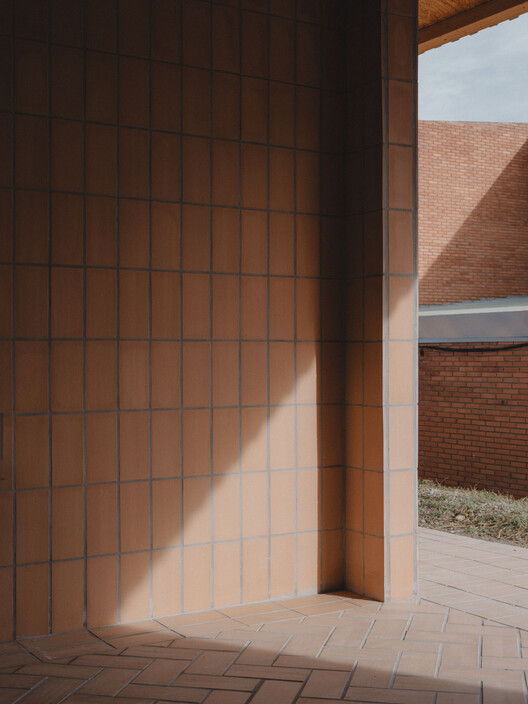 Ripoll — Vestuarios y sala multiusos / MH.AP Studio + Sergi Serrat - Imagen 3 de 25