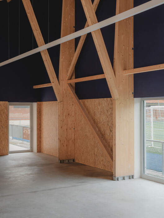 Ripoll — Vestuarios y sala multiusos / MH.AP Studio + Sergi Serrat Ripoll — Vestuarios y sala multiusos / MH.AP Studio + Sergi Serrat - Fotografía interior, Madera, Fijación Vigas