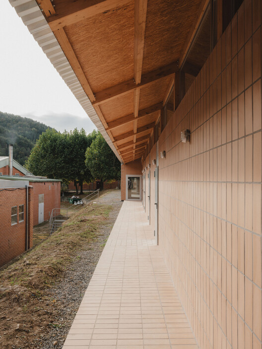 Ripoll — Vestuarios y sala multiusos / MH.AP Studio + Sergi Serrat - Imagen 10 de 25