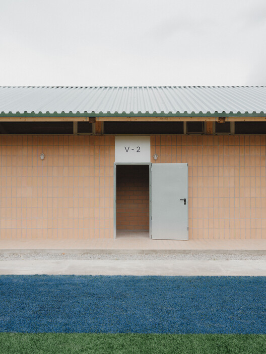 Ripoll — Vestuarios y sala multiusos / MH.AP Studio + Sergi Serrat Ripoll — Vestuarios y sala multiusos / MH.AP Studio + Sergi Serrat - Fotografía exterior, Concreto