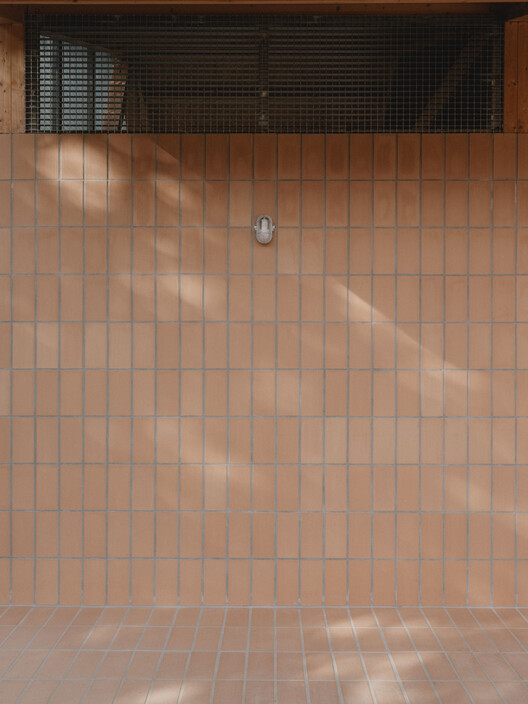 Ripoll — Vestuarios y sala multiusos / MH.AP Studio + Sergi Serrat Ripoll — Vestuarios y sala multiusos / MH.AP Studio + Sergi Serrat - Imagen 22 de 25