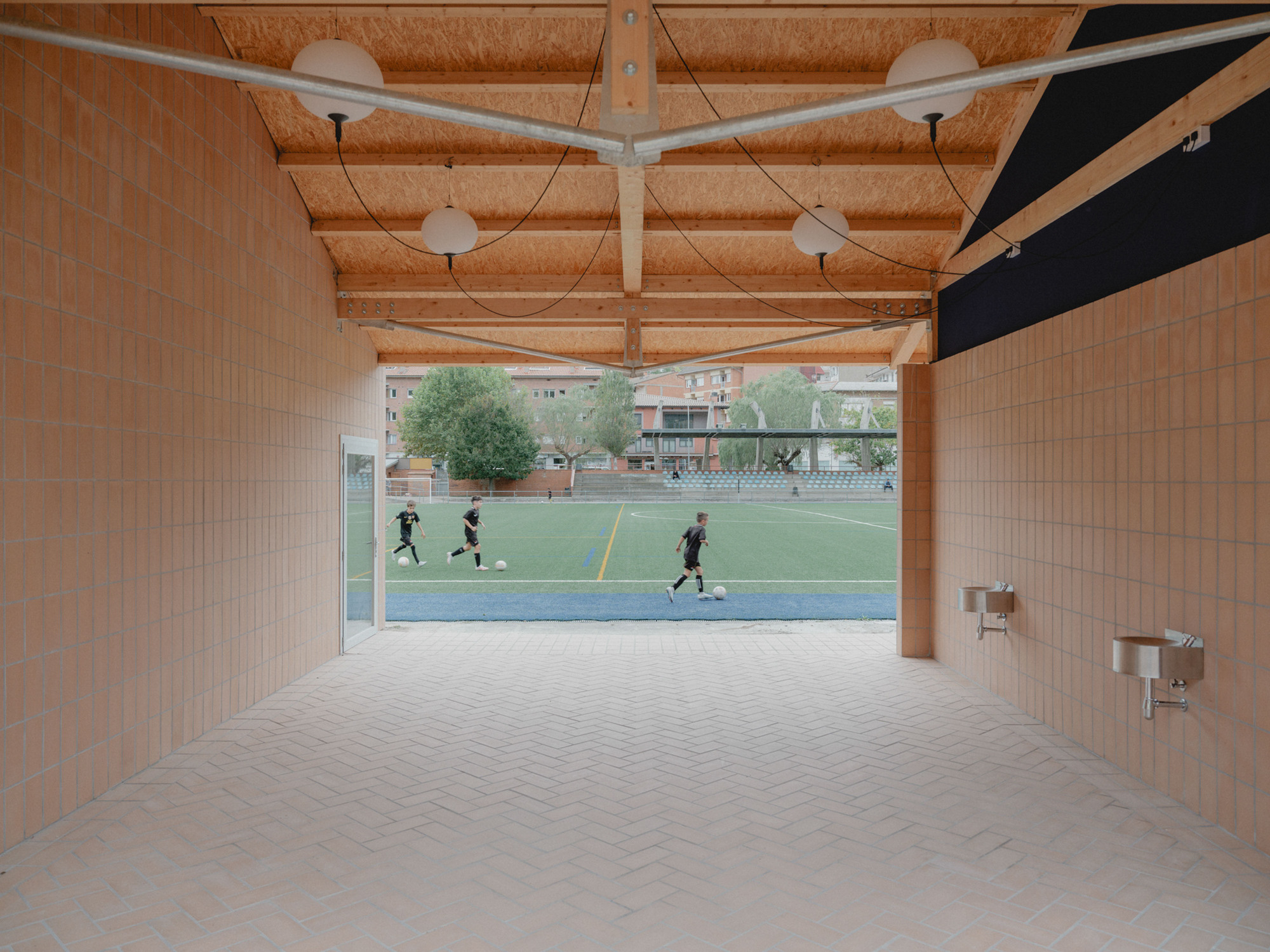 Ripoll - Changing Rooms and a Multi-Purpose Hall / MH.AP Studio + Sergi Serrat