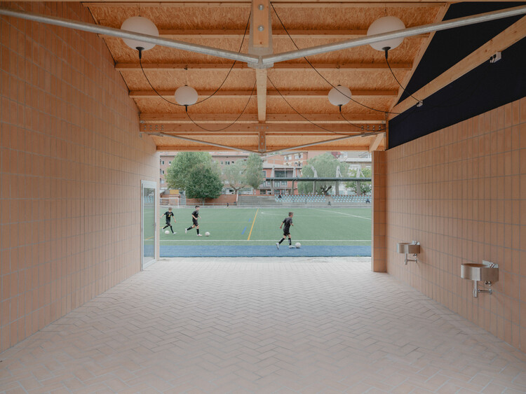 Ripoll — Vestuarios y sala multiusos / MH.AP Studio + Sergi Serrat - Imagen 1 de 25