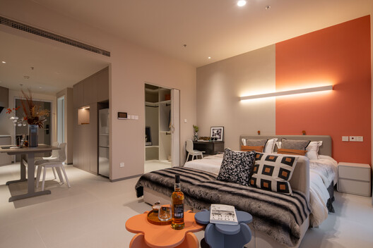 青核INNNG国际人才社区 / 朱小地工作室 + 北京市建筑设计研究院 青核INNNG国际人才社区 / 朱小地工作室 + 北京市建筑设计研究院 - 室内图, 灯, 卧室, 床, 椅子