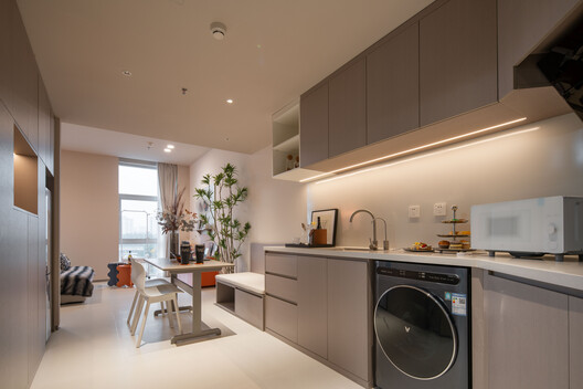 青核INNNG国际人才社区 / 朱小地工作室 + 北京市建筑设计研究院 青核INNNG国际人才社区 / 朱小地工作室 + 北京市建筑设计研究院 - 室内图, 厨房, 台面, 椅子