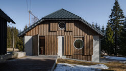 Borová Lada Cottage / Studio Plyš