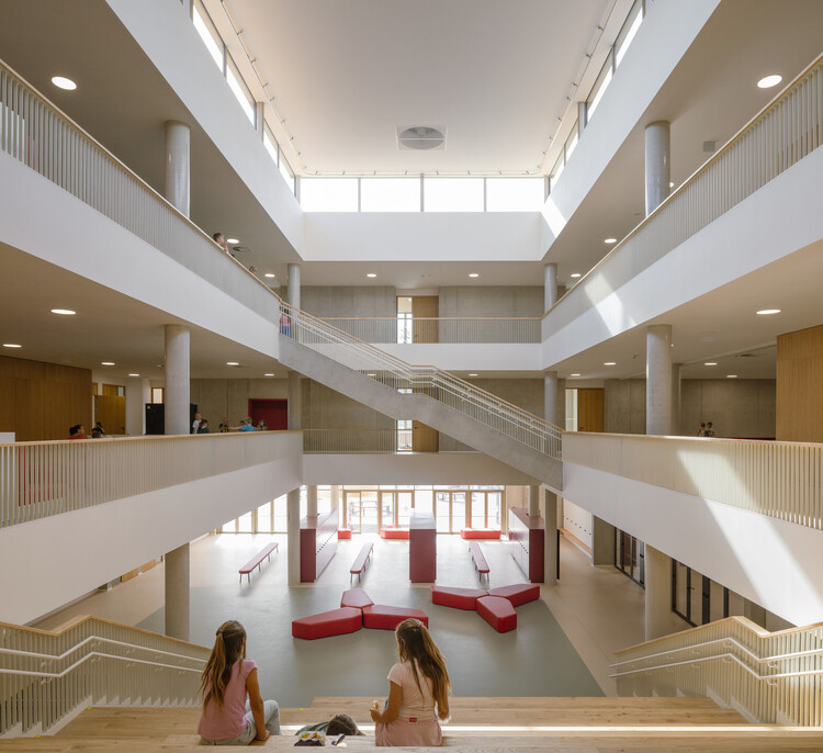 Escola Primária VIDA / OVA - Fotografia de Interiores, Escada