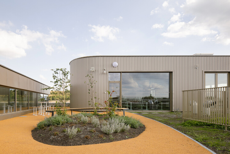 Escola Primária VIDA / OVA - Fotografia de Exterior